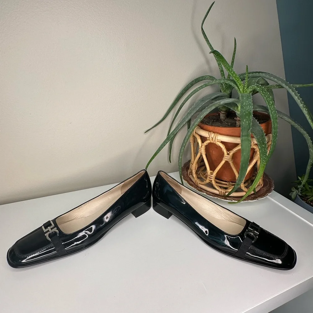 SALVATORE FERRAGAMO Vintage Letizia Black Patent Leather Pumps 7.5B | Gancini - Picture 4 of 10